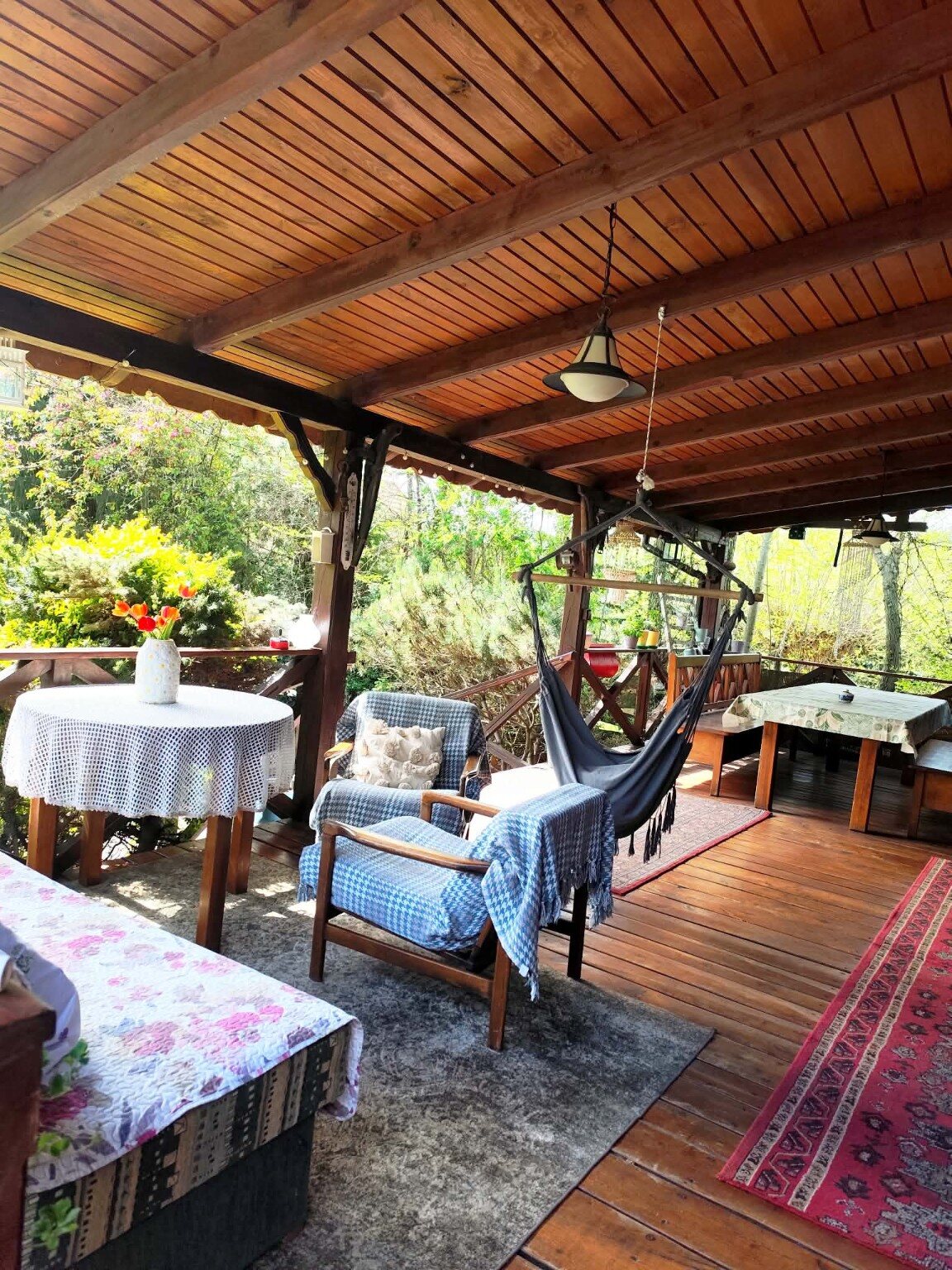 Zadaszone patio — śniadania i odpoczynek wśród zieleni